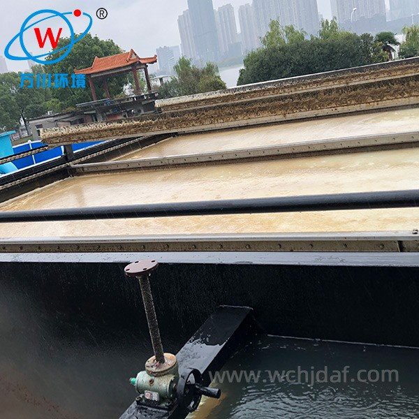 What is the attachment mechanism between bubbles and particles during combination air flotation